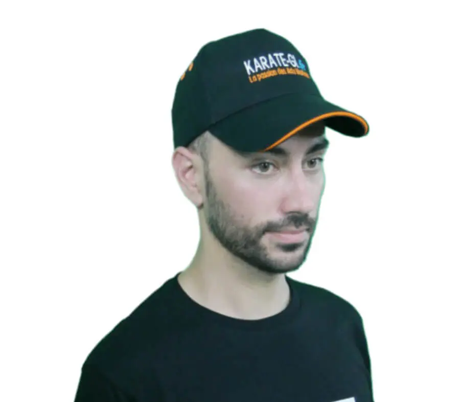 cap-karate-gui-brode-naranja-vista-frontal-derecha-vincent