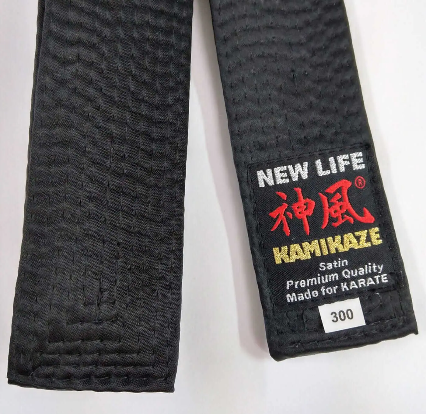 cinturón-karate-kamikaze-extra-grande-nueva-vida-premium-satin-etiqueta