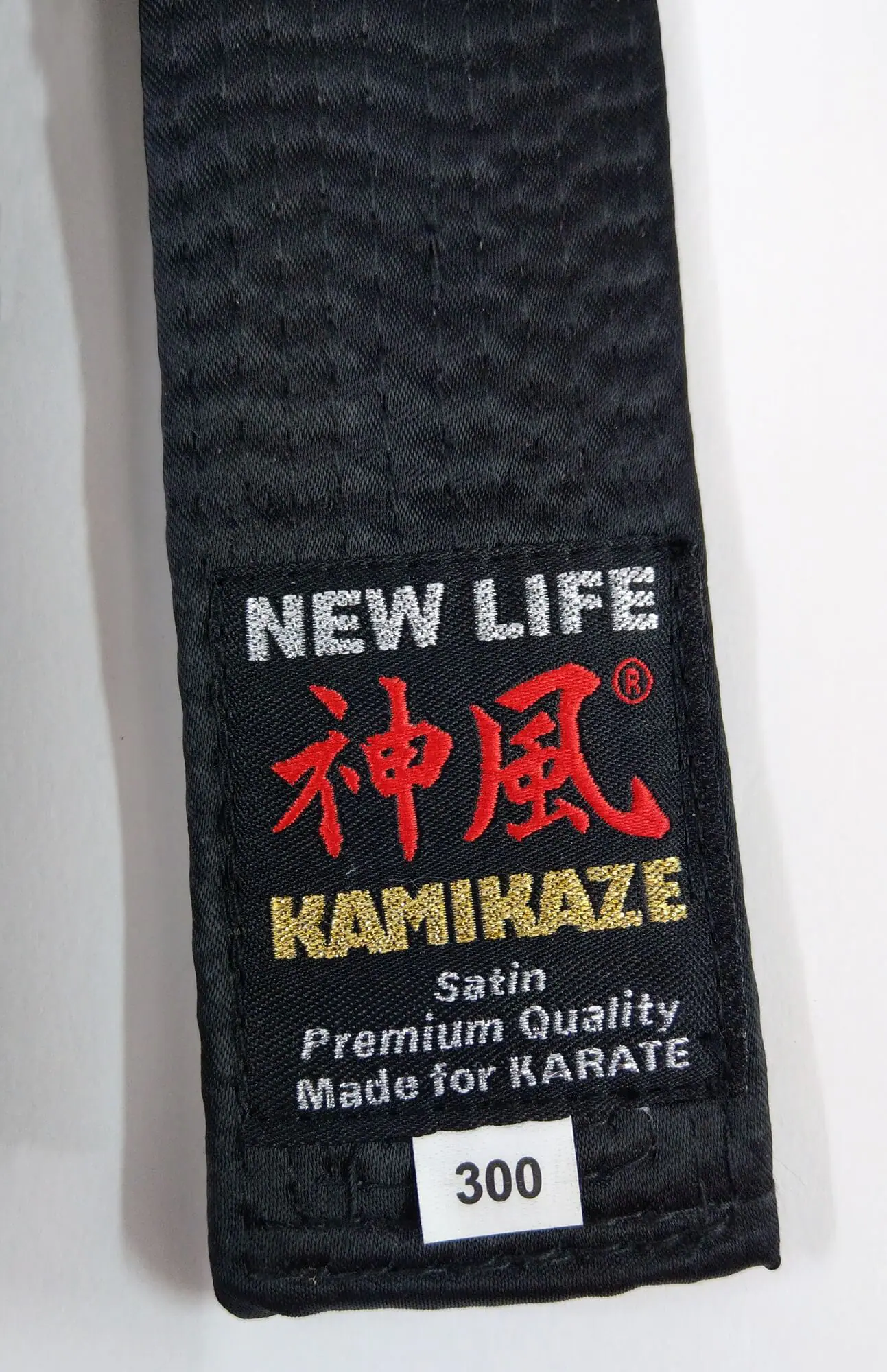 cinturón-karate-kamikaze-extra-grande-nueva-vida-premium-satin-zoom-etiqueta