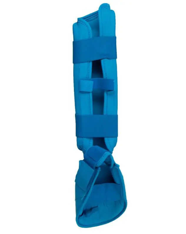 Protector de espinillas y pies de kárate SMAI - WKF 5 shin-and-karate-foot-protectors-smai-wkf-blue-back