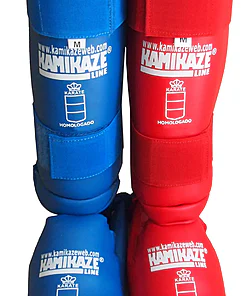 Espinilleras y Protectores de pies Kamikaze - azul o rojo